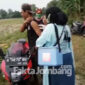 Vaksin sistem jemput bola di tengah sawah Desa Kedungrejo, Kecamatan Megaluh, Kabupaten Jombang.