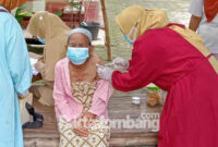 Pelaksanaan vaksiniasi lansia (lanjut usia) di Kecamatan Megaluh, Kabupaten Jombang.