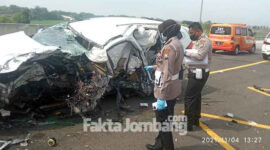 Polisi sedang olah TKP di lokasi kejadian yakni Tol Jombang – Mojokerto, tepatnya di kilometer 672 Desa Pucangsimo, Kecamatam Bandar Kedungmulyo, Jombang,