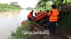 Petugas mempersiapkan perahu karet untuk digunakan mencari korban yang nekat ceburkan diri ke sungai Brantas, Desa Brodot, Kecamatan Bandar Kedungmulyo, Kabupaten Jombang.