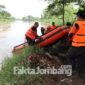 Petugas mempersiapkan perahu karet untuk digunakan mencari korban yang nekat ceburkan diri ke sungai Brantas, Desa Brodot, Kecamatan Bandar Kedungmulyo, Kabupaten Jombang.