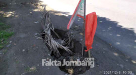 Kondisi bekas galian Jargas yang ambles di pinggir jalan Dusun Ngrawan, Desa Pesantren, Kecamatan Tembelang, Kabupaten Jombang.