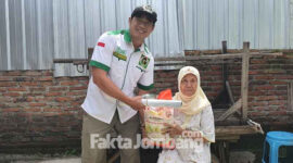 Lutfi Kurniawan, Anggota DPRD Jombang, asal Desa Menganto, Kecamatan Mojowarno, sedang berbagi sembako ke rumah-rumah warga di Kecamatan Mojowarno, jelang tahun baru 2022.
