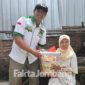 Lutfi Kurniawan, Anggota DPRD Jombang, asal Desa Menganto, Kecamatan Mojowarno, sedang berbagi sembako ke rumah-rumah warga di Kecamatan Mojowarno, jelang tahun baru 2022.