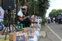 Aksi penggalangan dana untuk korban erupsi Gunung Semeru di Lumajang yang dilakukan BEM se-kabupaten Jombang, Selasa (7/12/2021).