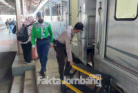 Suasana stasiun kereta api (KA) Jombang.