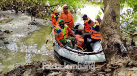 BPBD saat melakukan penyisiran keberadaan Caca Kurniawan di sungai Tenggor, Desa Menturo, Kecamatan Sumobito, Jombang.