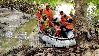 Tim BPBD Jombang menyisir sungai di Menturo Sumobito Jombang 1