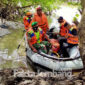 BPBD saat melakukan penyisiran keberadaan Caca Kurniawan di sungai Tenggor, Desa Menturo, Kecamatan Sumobito, Jombang.