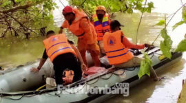Petugas BPBD Jombang saat melakukan penyisiran sungai Ring Kanal Ngotok (Kali Tenggor) di Desa Menturo, Kecamatan Sumobito, mencari keberadaan Caca Kurniawan, Kamis (30/12/2021). 