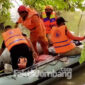 Petugas BPBD Jombang saat melakukan penyisiran sungai Ring Kanal Ngotok (Kali Tenggor) di Desa Menturo, Kecamatan Sumobito, mencari keberadaan Caca Kurniawan, Kamis (30/12/2021). 