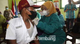 Vaksinasi Covid-19 bagi anak di beberapa sekolah yang dipantau Asisten 1 Setdakab Jombang, Purwanto, bersama sejumlah pejabat Pemkab.
