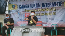 Kepala Desa (Kades) Carangrejo, Supriaji dalam acara Cangkrukan Interaktif di Pasar Desa Carangrejo, Kecamatan Kesamben, Kabupaten Jombang.