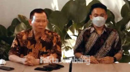 Setijo Boesono (kiri), kuasa hukum MSA (putra kiai sepuh di Jombang) saat jumpa pers di Surabaya.
