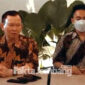 Setijo Boesono (kiri), kuasa hukum MSA (putra kiai sepuh di Jombang) saat jumpa pers di Surabaya.