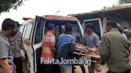 Polisi saat mengevakuasi jenazah Tasmin yang meninggal dunia di teras rumah warga di Desa Puton, Kecamatan Diwek, Jombang.