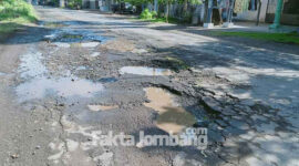 Kondisi jalan rusak dan berlubang di Desa Kedungpapar, Kecamatan Sumobito, Kabupaten Jombang, Jumat (10/12/2021).
