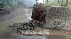 Kondisi sayap jembatan di Desa Mojodanu, Kecamatan Ngusikan, Kabupaten Jombang, yang ambrol.