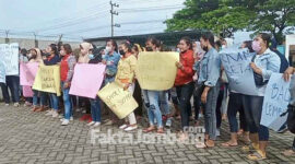 Puluhan karyawan PT Shoei Surabaya menggelar demo di depan pabrik yang berlokasi di Jalan jurusan Mojoagung – Wonosalam KM 2, Desa Grobogan, Kecamatan Mojowarno, Kabupaten Jombang, Selasa (7/12/2021). 