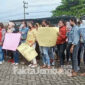 Puluhan karyawan PT Shoei Surabaya menggelar demo di depan pabrik yang berlokasi di Jalan jurusan Mojoagung – Wonosalam KM 2, Desa Grobogan, Kecamatan Mojowarno, Kabupaten Jombang, Selasa (7/12/2021). 