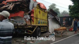 Truk menabrak warung di Meturus, Kecamatan Kudu, Kabupaten Jombang, sebelum dievakuasi petugas kepolisian.