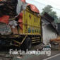Truk menabrak warung di Meturus, Kecamatan Kudu, Kabupaten Jombang, sebelum dievakuasi petugas kepolisian.