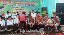 Muhammad Kholiq, penyelenggara khitan massal saat memberikan cindramata kepada para peserta, usai dikhitan di Dusun Rejoslamet, Desa Mancilan, Kecamatan Mojoagung, Kabupaten Jombang, Minggu (19/12/2021)