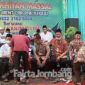 Muhammad Kholiq, penyelenggara khitan massal saat memberikan cindramata kepada para peserta, usai dikhitan di Dusun Rejoslamet, Desa Mancilan, Kecamatan Mojoagung, Kabupaten Jombang, Minggu (19/12/2021)