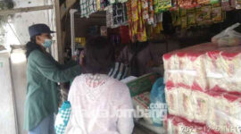 Salah satu toko kelontong di Pasar Mojowarno, Kabupaten Jombang.