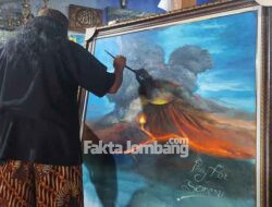 Pelukis Jombang Donasikan Lukisan ‘Pray For Semeru’ Untuk Korban Erupsi di Lumajang
