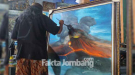 Lukmanul Khakim atau Cak Luk saat melukis Gunung Semeru 'Pray For Semeru' di studo galerinya, Dusun Tanggungan, Desa Bandung, Kecamatan Diwek, Kabupaten Jombang,