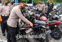 Kapolres Jombang, AKBP Muh Nurhidayat saat mencoba salah satu kendaraan berknalpot brong yang disita, kini berada di halaman kantor Satlantas setempat.