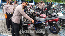 Kapolres Jombang, AKBP Muh Nurhidayat saat mencoba salah satu kendaraan berknalpot brong yang disita, kini berada di halaman kantor Satlantas setempat.