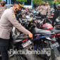 Kapolres Jombang, AKBP Muh Nurhidayat saat mencoba salah satu kendaraan berknalpot brong yang disita, kini berada di halaman kantor Satlantas setempat.