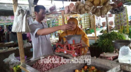 Hadi, salah satu pedagang di pasar tradisional Pasar Wonosalam, Jombang.
