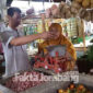 Hadi, salah satu pedagang di pasar tradisional Pasar Wonosalam, Jombang.