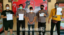 Terlapor kasus penggelapan uang perusahaan saat diamankan di Polsek Jombang Kota, Kabupaten Jombang.