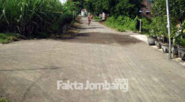 Jalan tembus antara Desa Ngrimbi Kecamatan Bareng dengan Desa Penggaron Kecamatan Mojowarno, Jombang, yang sudah diperbaiki menggunakan Dana BK.