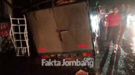 Kondisi pikap yang terperosok lubang bekas galian Jargas di pinggir jalan raya Desa Sambongdukuh, Kecamatan/Kabupaten Jombang.