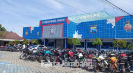 Ratusan kendaraan berknalpot brong hasil razia polisi, di halaman Kantor Satlantas Polres Jombang.