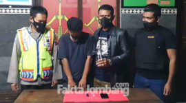 Tersangka MF alias Mbah Ji, saat diamankan di Polsek Mojowarno, Jombang, beserta barang buktinya.