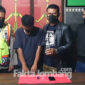 Tersangka MF alias Mbah Ji, saat diamankan di Polsek Mojowarno, Jombang, beserta barang buktinya.