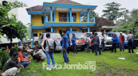 Warga Shiddiqiyyah di Jombang saat hendak mengirimkan bantuan untuk korban Erupsi Gunung Semeru di Lumajang.