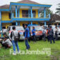 Warga Shiddiqiyyah di Jombang saat hendak mengirimkan bantuan untuk korban Erupsi Gunung Semeru di Lumajang.