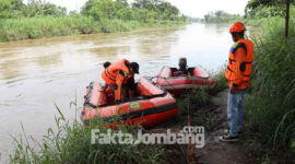 Petugas hendak melakukan pencarian menggunakan perahu karet di Sungai Brantas Desa Brodot, Kecamatan Bandar Kedungmulyo, Kabupaten Jombang.