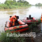 Petugas hendak melakukan pencarian menggunakan perahu karet di Sungai Brantas Desa Brodot, Kecamatan Bandar Kedungmulyo, Kabupaten Jombang.