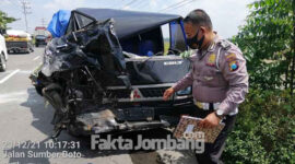 Polisi saat olah TKP kecelakaan pikap dan box di Grobogan Mojowarno, Kabupaten Jombang, Kamis (23/12/2021).