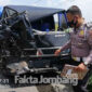 Polisi saat olah TKP kecelakaan pikap dan box di Grobogan Mojowarno, Kabupaten Jombang, Kamis (23/12/2021).