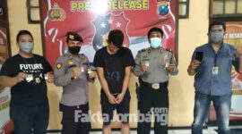 Tersangka Wahyu Bagus saat diamankan di Mapolsek Jombang Kota, beserta barang buktinya.