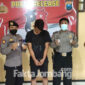 Tersangka Wahyu Bagus saat diamankan di Mapolsek Jombang Kota, beserta barang buktinya.